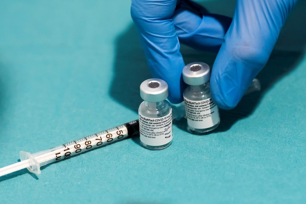 Vacunas de Pfizer contra la COVID-19. Foto: Raúl Caro / EFE / Archivo.