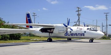 Avión AN 24 secuestrado de Cuba en 2003, en el aeropuerto de Cayo Hueso, Florida. Foto: abpic.co.uk / Archivo.