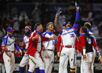 El jugador dominicano Johan Camargo alza los brazos para celebrar su jonrón solitario, en el quinto inning de su juego contra Puerto Rico, en la final de la Serie del Caribe en el estadio Teodoro Mariscal de Mazatlán, México, el sábado 6 de febrero de 2021. (AP Foto/Moisés Castillo)