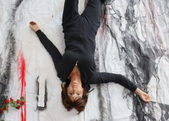 Aimée Joaristi en su estudio con su obra "La Ofrenda". Foto: cortesía de la entrevistada.