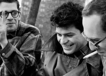 Allen Ginsberg, Gregory Corso y Barney Rosset en Washington Square Park, New York, 1957. Foto; Arcchivo.