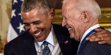 Barack Obama condecora a Joe Biden, el 12 de enero del 2017. Foto: Susan Walsh / AP / Archivo.
