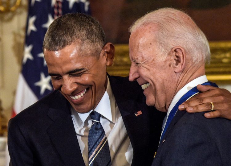 Barack Obama condecora a Joe Biden, el 12 de enero del 2017. Foto: Susan Walsh / AP / Archivo.