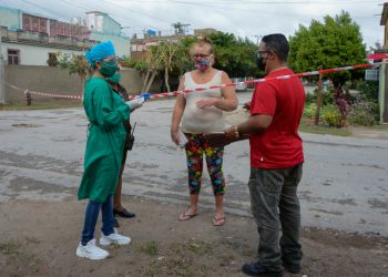 Trabajadores sanitarios y pobladores de Camagüey, durante el actual rebrote de la COVID-19. Foto: adelante.cu