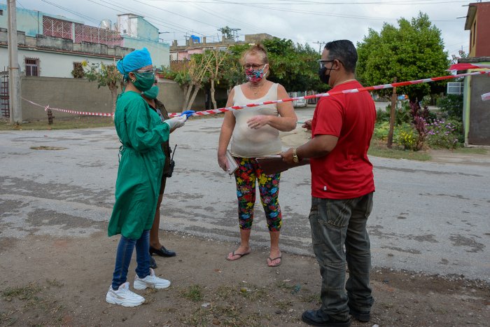 Trabajadores sanitarios y pobladores de Camagüey, durante el actual rebrote de la COVID-19. Foto: adelante.cu