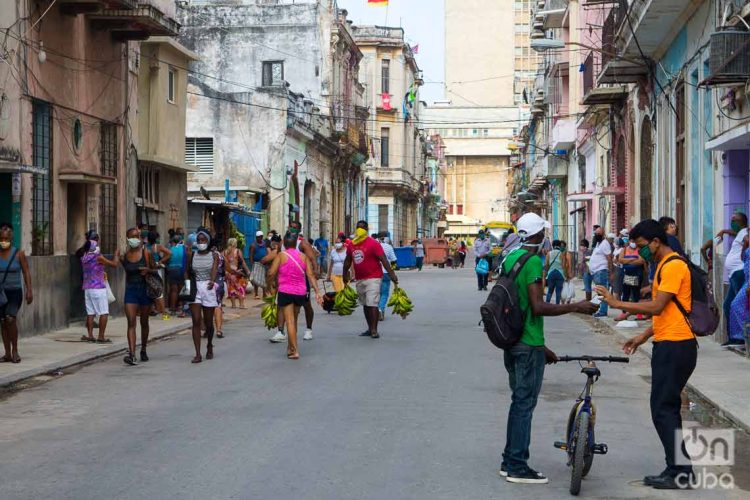 Una calle de Centro Habana. Foto: Otmaro Rodríguez.