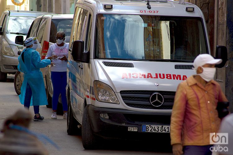 Personal sanitario en La Habana, durante el actual rebrote de la COVID-19, en febrero de 2021. Foto: Otmaro Rodríguez.