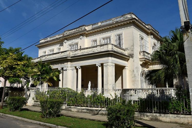 Casa en la barriada habanera del Vedado, donde vivió hasta su muerte la escritora cubana Dulce María Loynaz, hoy sede del Centro Cultural que lleva su nombre. Foto: Otmaro Rodríguez.