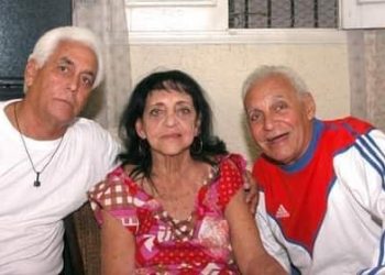 Raúl López (izquierda) junto a su madre y hermano. Foto: Cortesía de Ricardo López Hevia.