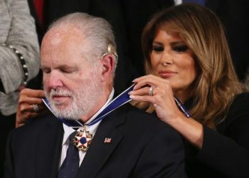 Trump le otorgó a Rush Limbaugh la Medalla Presidencial de la Libertad, el mayor honor civil de Estados Unidos. Foto: Des Moines Register.