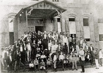 Martí con los tabaqueros de Ybor City, Tampa. Foto: Archivo.