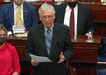 En esta imagen de video, el líder del bloque de senadores republicanos, Mitch McConnell. Foto: Senate Television vía AP.