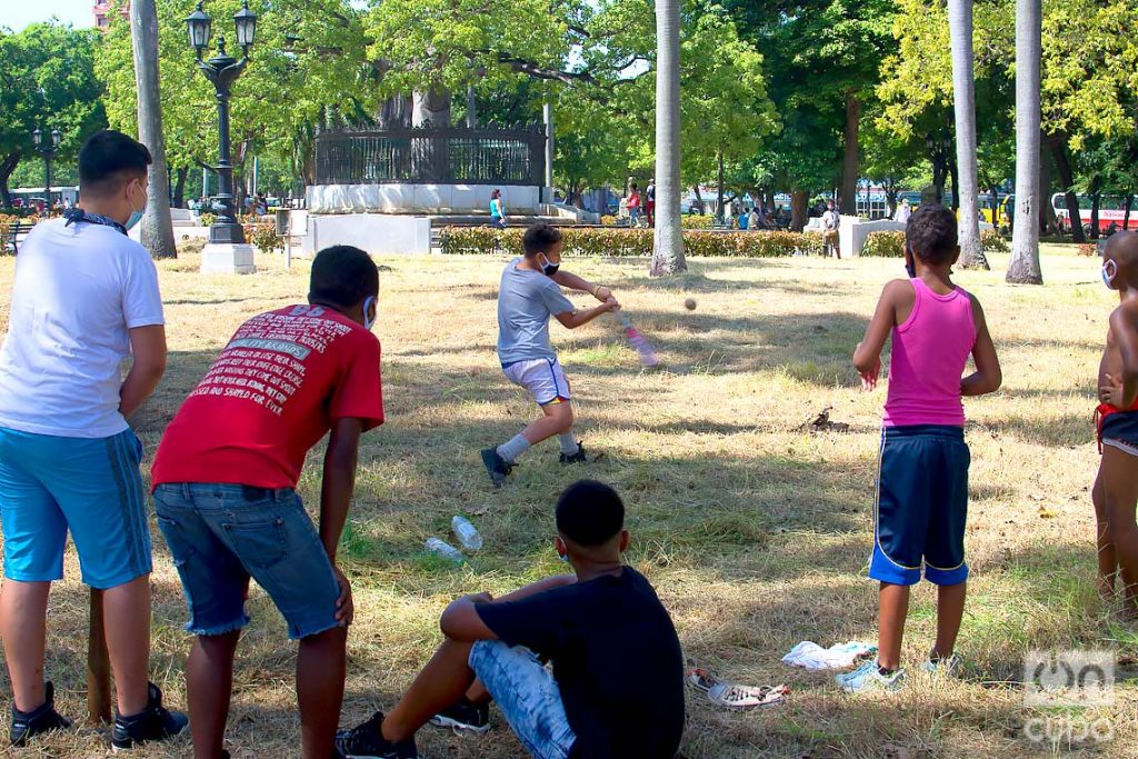 Niños jugando en el Parque de la Fraternidad, en La Habana. Foto: Otmaro Rodríguez.