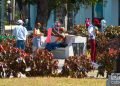 Personas en el Parque de la Fraternidad, en La Habana. Foto: Otmaro Rodríguez.