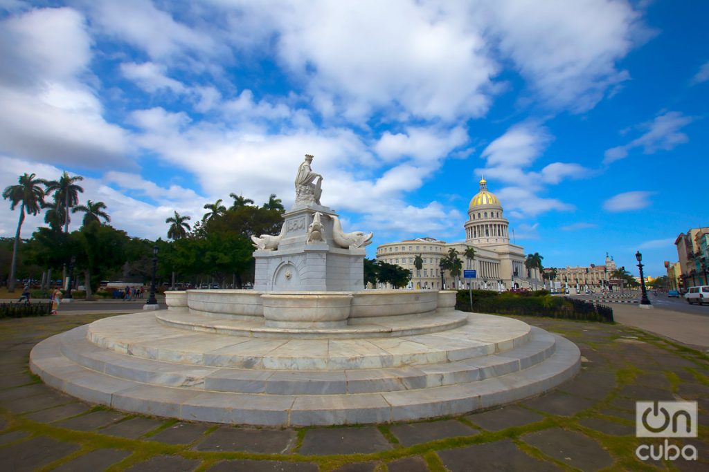 La Fuente de la India y el Capitolio Nacional, en el entorno del Parque de la Fraternidad, en La Habana. Foto: Otmaro Rodríguez.