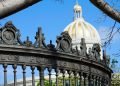 Verja que rodea a la ceiba del Parque de la Fraternidad, en La Habana. Detrás, la cúpula del Capitolio Nacional. Foto: Otmaro Rodríguez.