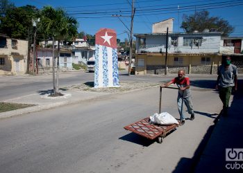 Un hombre transporta mercancía en una carretilla, en el poblado de Regla, en La Habana. Foto: Otmaro Rodríguez.
