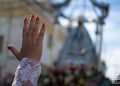 Una devota extiende la mano hacia la Virgen de Regla. Foto: Otmaro Rodriguez.