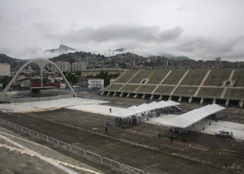 Personal sanitario espera la llegada de adultos mayores para ser inoculados en un centro de vacunación desde el vehículo en el Sambódromo de Río de Janeiro, Brasil, el sábado 6 de febrero de 2021. Foto: Bruna Prado/AP.