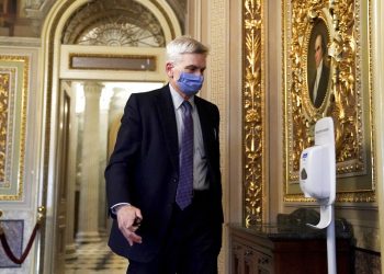 El senador republicano Bill Cassidy camina en el Capitolio después de que el Senado absolviera al expresidente Donald Trump en su segundo juicio político el sábado 13 de febrero de 2021. Foto: Greg Nash/Pool vía AP.