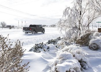 Nieve y hielo cubren parte de la Avenida Grandview y la Calle Charles Walker, el lunes 15 de febrero de 2021 en Odessa, Texas. Foto: Jacob Ford/Odessa American/AP.