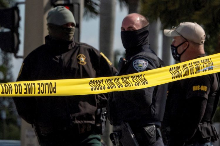 Tres miembros del equipo SWAT frente la residencia allanada en los alrededor de Ft. Lauderdale. | Foto: Cristóbal Herrera / EFE