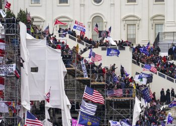 Esta foto del 6 de enero de 2021 muestra el asalto al Capitolio. Foto: John Minchillo/AP.