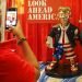 Una mujer se toma una foto junto a una estatua dorada de Donald Trump en la Conferencia Conservadora de Acción Política el 26 de febrero de 2021 en Orlando, Florida. Foto: Sam Thomas/AP.