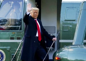 Donald Trump al momento de abandonar la Casa Blanca el 20 de enero del 2021. Foto: Alex Brandon/AP.