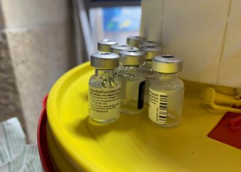 Dosis de la vacuna de Pfizer contra la COVID-19 en un centro de vacunación. Foto: Pablo Duer / EFE / Archivo.