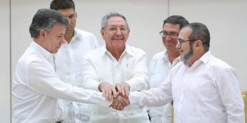 El expresidente cubano Raúl Castro (c) junto al expresidente de Colombia Juan Manuel Santos (i) y el exlíder guerrillero Rodrigo Londoño "Timochenko", tras el histórico acuerdo de paz entre la guerrilla de las FARC y el gobierno colombiano, firmado en La Habana. Foto: ACN / Archivo.