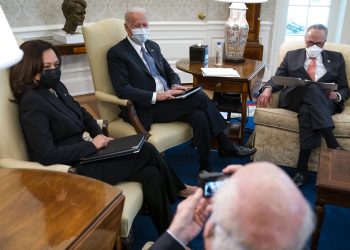 De izquierda a derecha, la vicepresidenta Kamala Harris, el presidente Joe Biden y el líder de la mayoría en el Senado Chuck Schumer y el senador Patrick Leahy (abajo) en la Oficina Oval de la Casa Blanca el miércoles 3 de febrero de 2021. El tema de la reunión fue el paquete de rescate en discusión en el Congreso. Foto: Evan Vucci/AP.