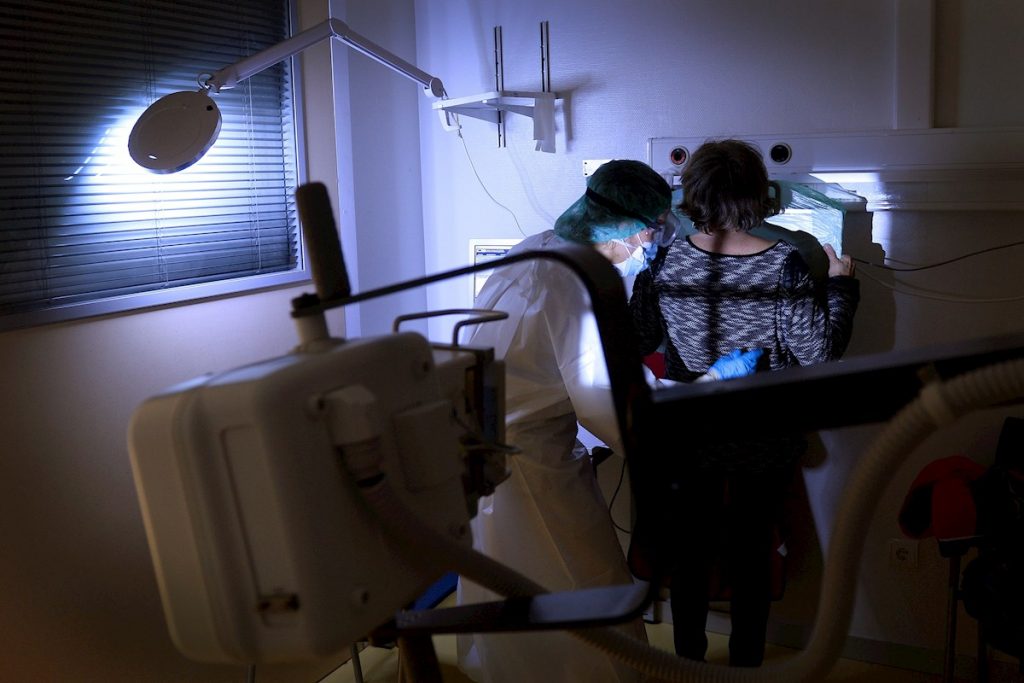 Una técnica de rayos X realiza una placa a una mujer con síntomas de COVID-19. Foto: Nacho Gallego / EFE / Archivo.