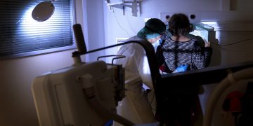 Una técnica de rayos X realiza una placa a una mujer con síntomas de COVID-19. Foto: Nacho Gallego / EFE / Archivo.