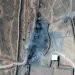 Una imagen satelital distribuida por MAXAR Technologies muestra un primer plano de los edificios destruidos en el cruce fronterizo entre Irak y Siria después de los ataques aéreos estadounidenses, el 26 de febrero de 2021. Foto: MAXAR Technologies / EFE.
