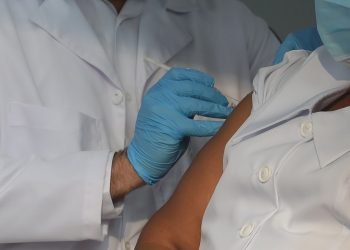 Vacunación contra la COVID-19 con la vacuna de Pfizer. Foto: Rodrigo Sura EFE / Archivo.