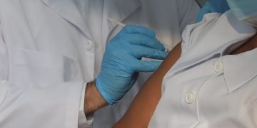 Vacunación contra la COVID-19 con la vacuna de Pfizer. Foto: Rodrigo Sura EFE / Archivo.