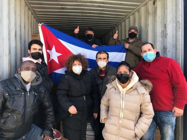 Integrantes de la Asociación “Juan Gualberto Gómez” de Cubanos Residentes en Toronto. Foto: www.nacionyemigracion.cu