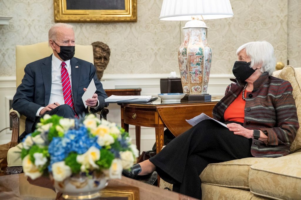 La Secretaria del Tesoro, Janet Yellen, junto al presidente de EE.UU., Joe Biden, en la Casa Blanca. Foto: Shaw Thew / EFE / Archivo.