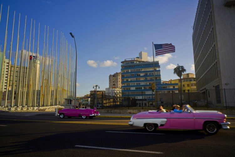 Vista de la embajada de EEUU en La Habana. Foto: Ramon Espinosa/Ap/Archivo.