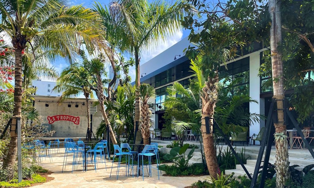 Fotografía sin fecha cedida por la Cervecería La Tropical donde se muestra el jardín tropical del local ubicado en Wynwood, el barrio más bohemio de la ciudad de Miami, Florida (EE.UU.). Foto: EFE/Cervecería La Tropical.
