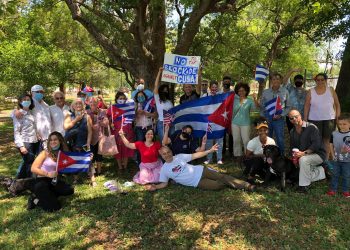 Grupo de cubanas y cubanos solicitando el fin del Bloqueo en Tampa. Foto: Cortesía Carlos Lazo