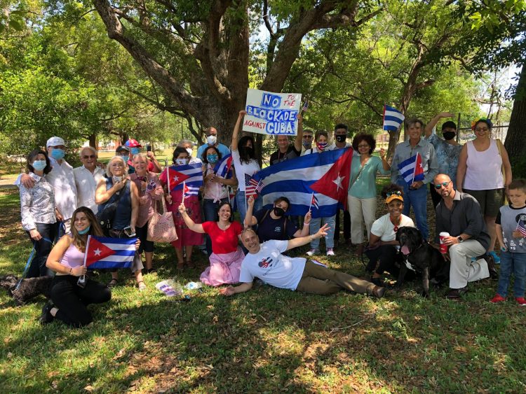 Grupo de cubanas y cubanos solicitando el fin del Bloqueo en Tampa. Foto: Cortesía Carlos Lazo