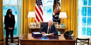El presidente estadounidense Joe Biden firma el plan de rescate estadounidense con la vicepresidenta Kamala Harris a su lado, en la Oficina Ova de la Casa Blanca, en Washington, DC, EE. UU., el 11 de marzo de 2021. Foto: Doug Mills / POOL / EFE.