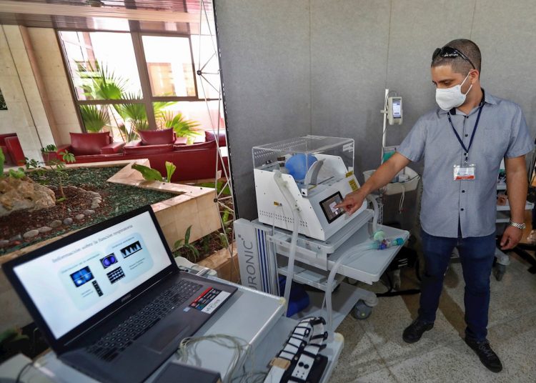 Un especialista manipula un respirador de emergencia producido por la empresa estatal BioCubaFarma durante una exhibición de productos tecnológicos para la salud, en La Habana, Cuba, el 31 de marzo de 2021. Foto: Yander Zamora / EFE.