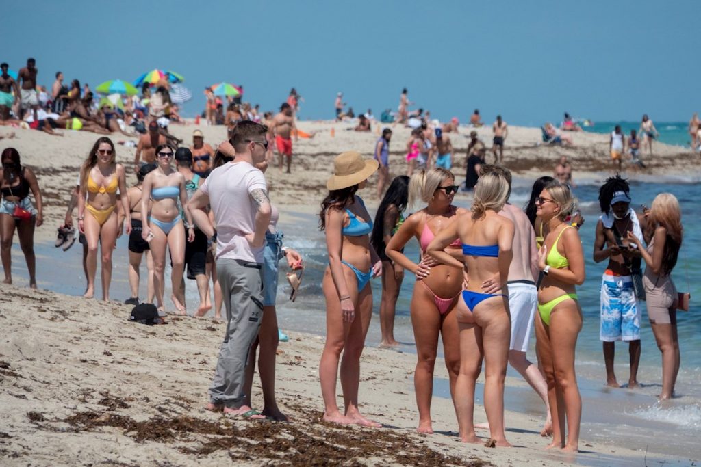 Multitud de personas en la playa de Miami Beach, Florida, Estados Unidos, el pasado 15 de marzo de 2021. Foto: Cristobal Herrera-Ulashkevich / EFE.
