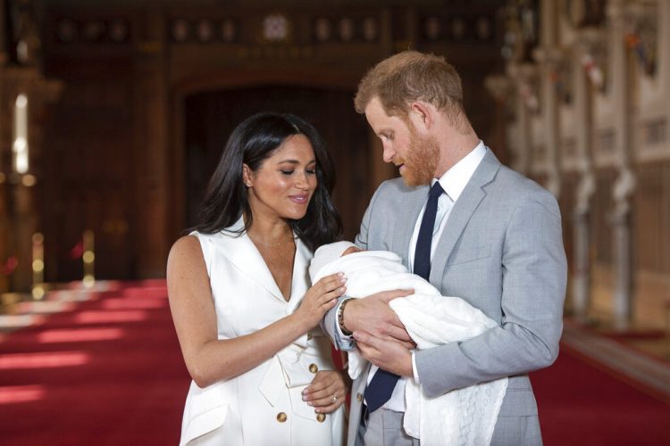 ARCHIVO - En esta foto del 8 de mayo de 2019, el príncipe Enrique de Inglaterra y Meghan, duquesa de Sussex, posan con su recién nacido Archie en el Castillo de Windsor, en el sur de Inglaterra. (Dominic Lipinski/Pool vía AP, Archivo)