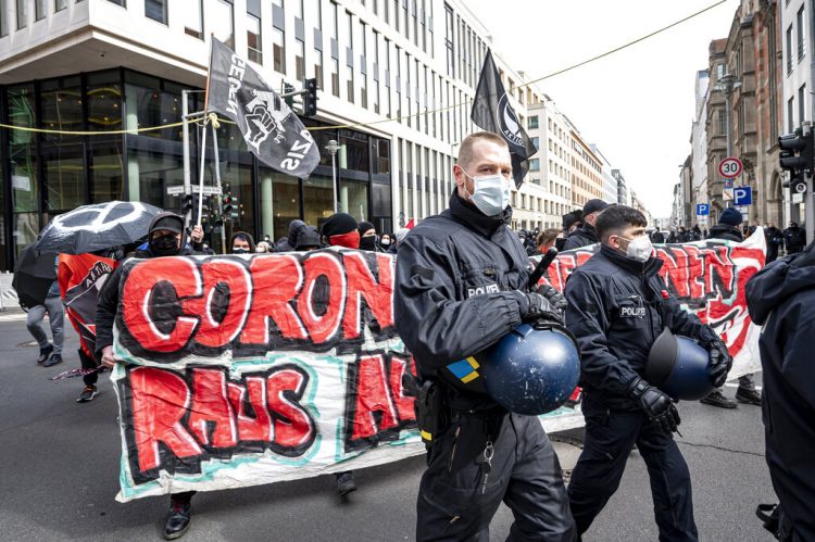 Varuas iniciativas y grupos de izquierda protestan contra una marcha de ultraderechistas contra las regulaciones del coronavirus en Berlín el sábado, 20 de marzo del 2021.
 (Fabian Sommer/dpa via AP)