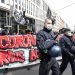 Varuas iniciativas y grupos de izquierda protestan contra una marcha de ultraderechistas contra las regulaciones del coronavirus en Berlín el sábado, 20 de marzo del 2021.
 (Fabian Sommer/dpa via AP)
