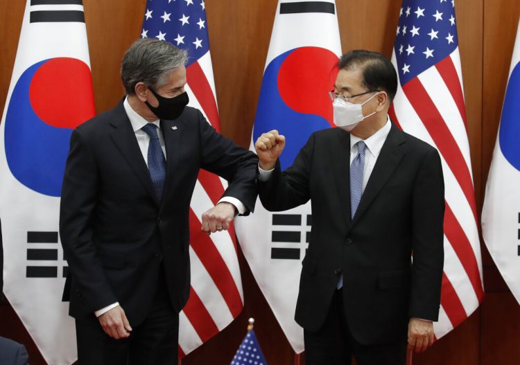 El secretario de Estado de Estados Unidos, Antony Blinken (izquierda), saluda con el codo al ministro de Exteriores de Corea del Sur, Chung Eui-yong, tras una ceremonia por el Acuerdo de Medidas Especiales, en Seúl, Corea del Sur, el 18 de marzo de 2021. Foto: Lee Jin-man/ Ap.